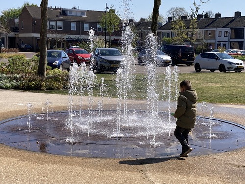 20250409 Waterpret in het park Foto